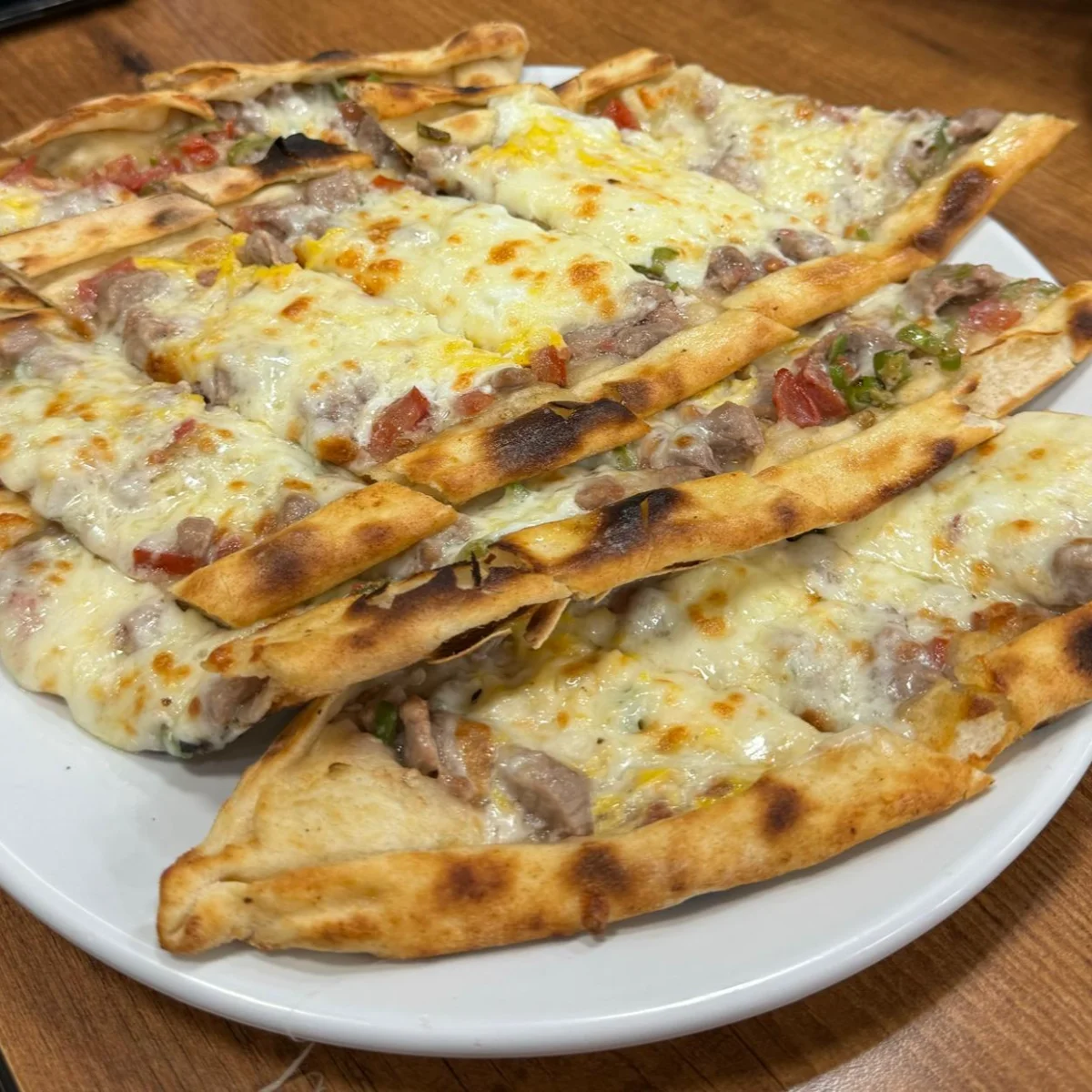 Kuşbaşılı Kaşarlı Pide